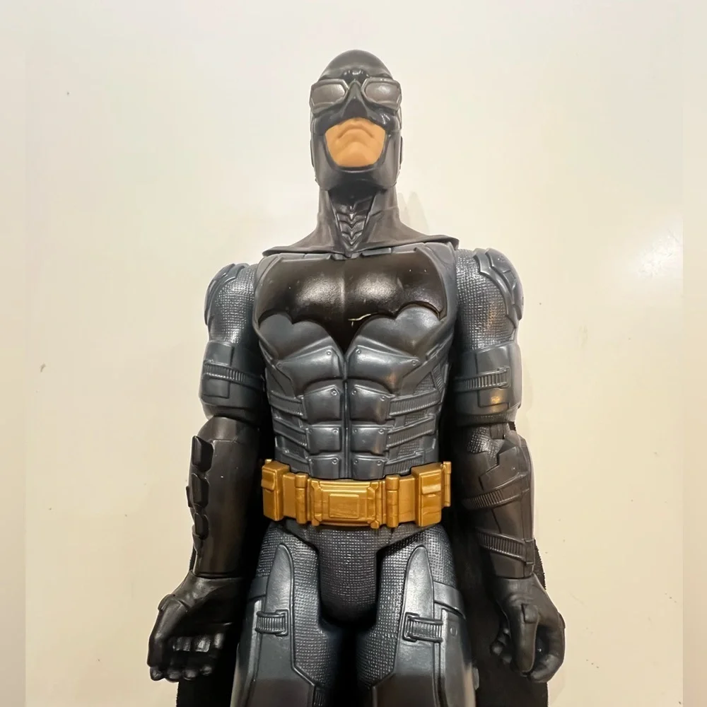 BATMAN 2016 MATTEL 11.5” ACTION FIGURE W/GOOGLES & CAPE & GOLD BELT